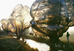 Christo. Trys lempų gaubtai