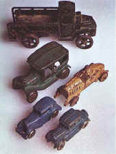 Iš metalo lieti senienųjų automobilių žaisliukai