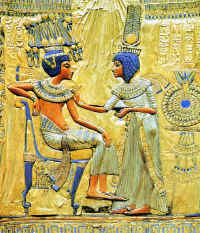 Faraonas Tutanchamonas su žmona. Ištapytas ir paauksuotas medžio raižinys. ~1350 pr. Kr.