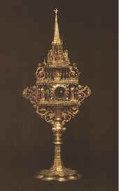 Monstrancija su išgraviruotu dovanojimo įrašu ir 1614 m data. Kauno Bernardinų vienuotyno auksakalių darbas.